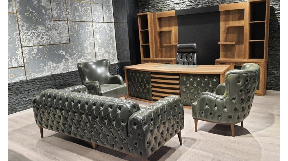 C serisi klasik yönetici masa takımı, ceviz rengi, deri sümenli ve çıtalı detayları ile ofis ortamında A serisi Chester koltuklar ile sergileniyor.